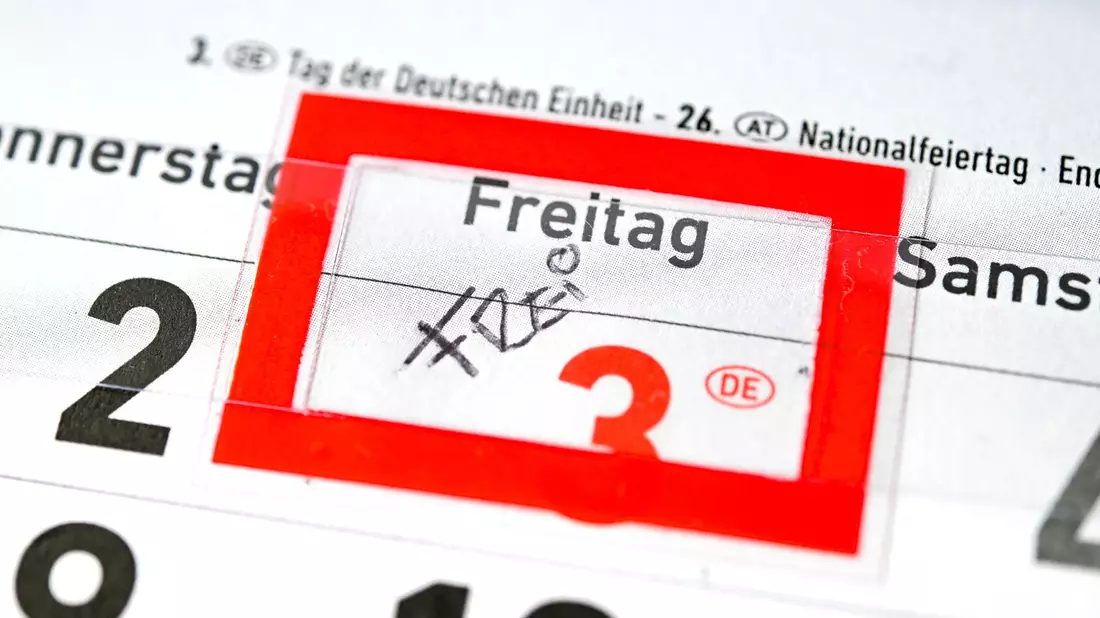 Kontroverse Debatte: Weniger Feiertage für mehr Wirtschaftswachstum? (Symbolbild) - Bild: Sina Schuldt/dpa