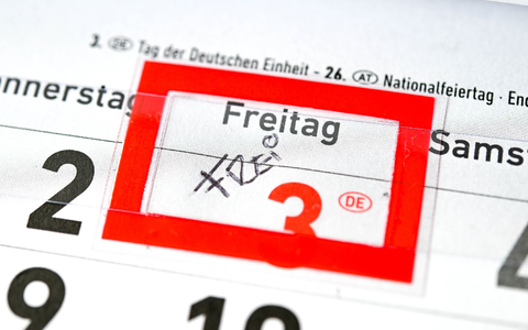 Kontroverse Debatte: Weniger Feiertage für mehr Wirtschaftswachstum? (Symbolbild) - Foto: Sina Schuldt/dpa