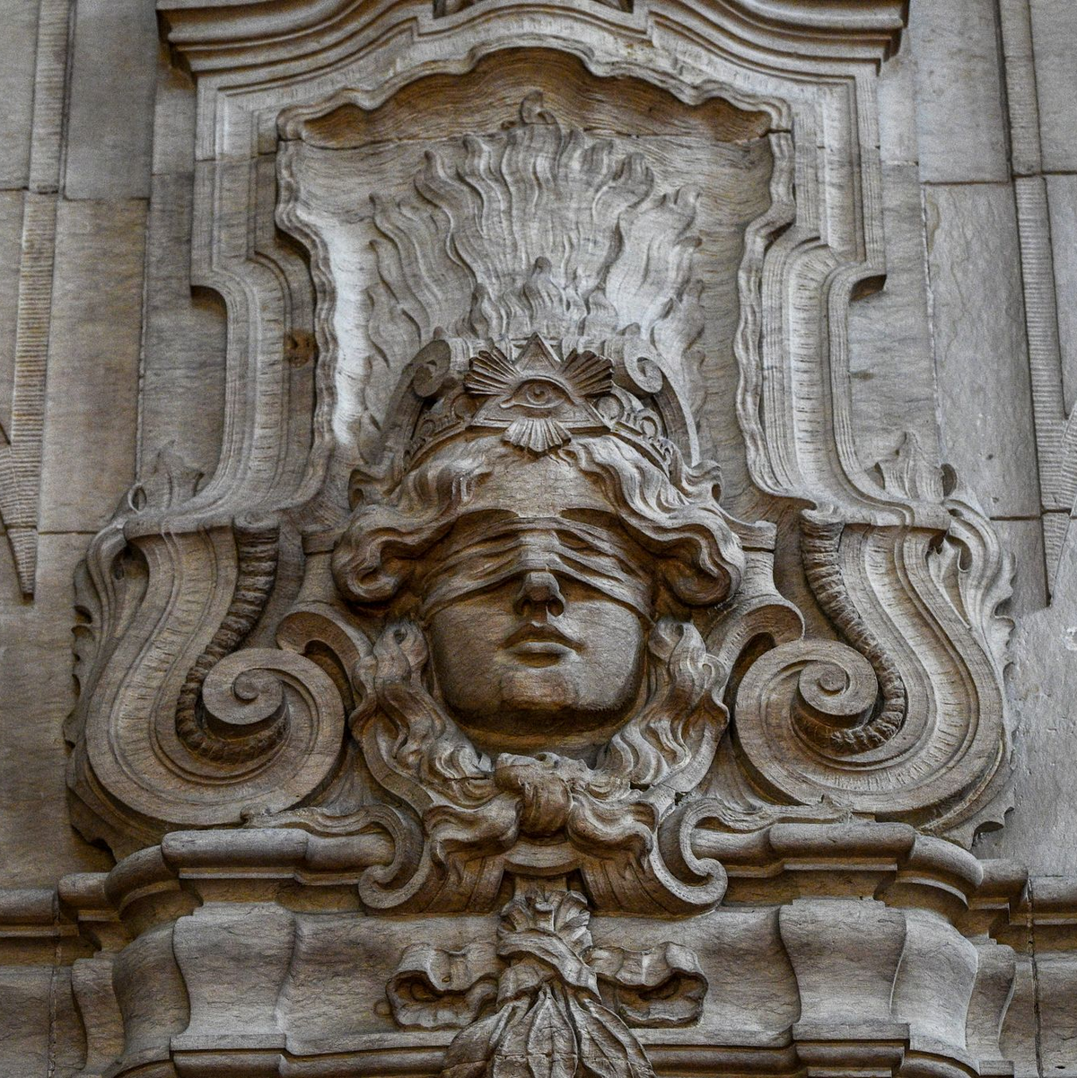 Wegen Mordes kommt ein Palliativmediziner vor Gericht. (Symbolbild) - Foto: Jens Kalaene/dpa