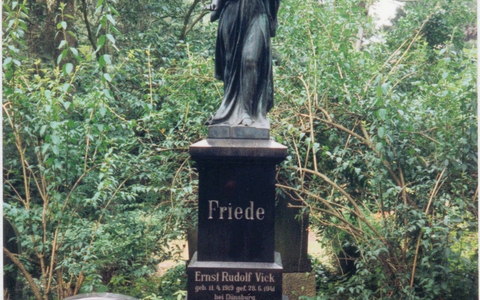 POL-HRO: Diebstahl einer Bronze-Engelsskulptur von Rostocker Friedhof - Polizei sucht Zeugen - Foto: presseportal.de