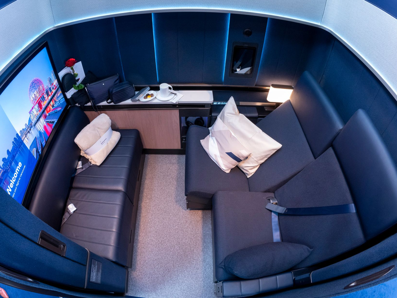 Eine First-Class «Allegris»-Kabine der Lufthansa. Die Sofasitze rechts im Bild lassen sich in ein Doppelbett umwandeln. (Foto: Archiv) - Foto: Peter Kneffel/dpa