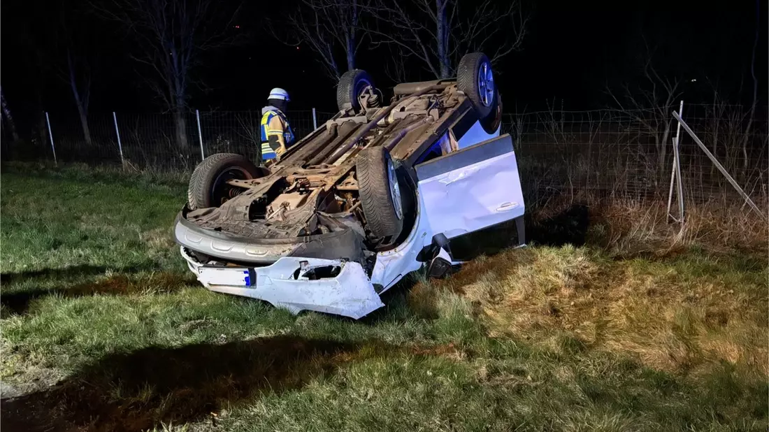 FW-SE: Auto überschlägt sich auf A7 bei Großenaspe - Bild: presseportal.de