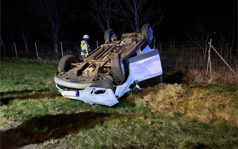 FW-SE: Auto überschlägt sich auf A7 bei Großenaspe - Foto: presseportal.de