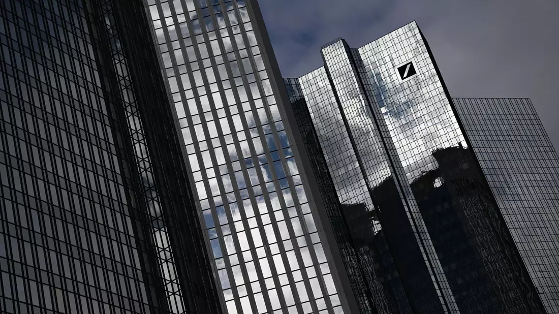 Die Deutsche Bank hat im laufenden Jahr bisher gute Geschäfte gemacht. (Archivbild) - Bild: Arne Dedert/dpa