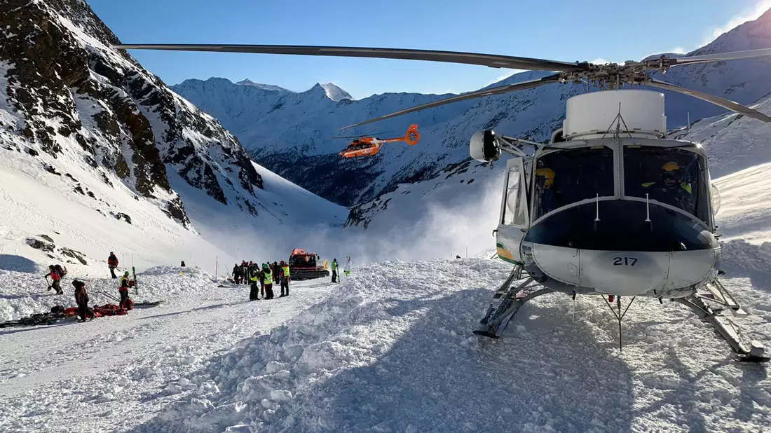 Ein Hubschrauber beim Einsatz in den Südtiroler Alpen. (Symbolbild) - Bild: Uncredited/ANSA/AP/dpa