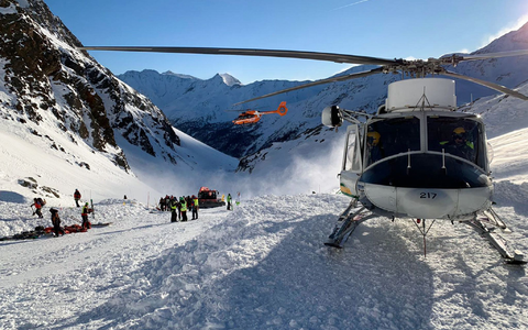 Ein Hubschrauber beim Einsatz in den Südtiroler Alpen. (Symbolbild) - Foto: Uncredited/ANSA/AP/dpa