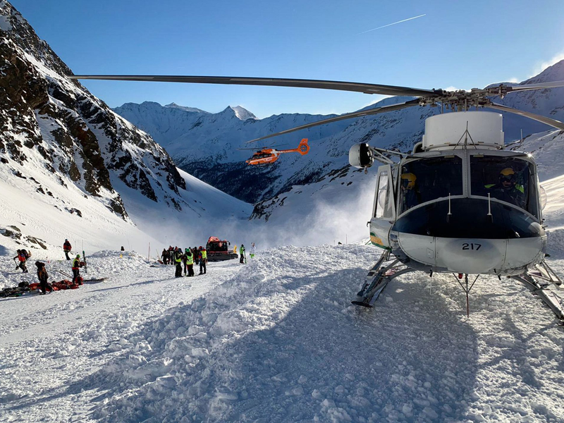 Ein Hubschrauber beim Einsatz in den Südtiroler Alpen. (Symbolbild) - Foto: Uncredited/ANSA/AP/dpa