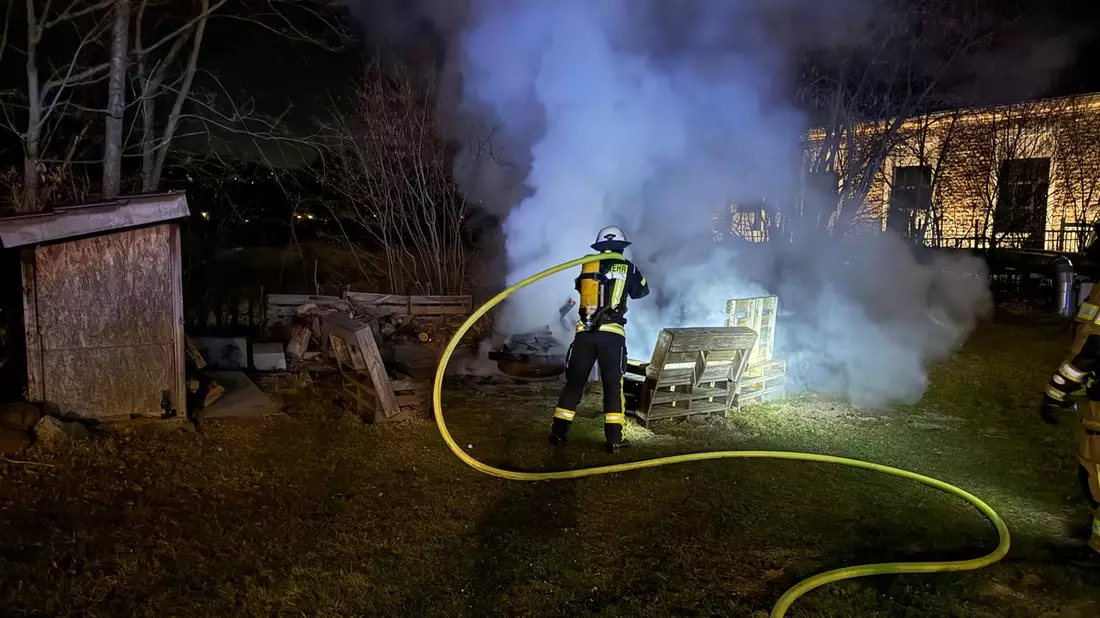 FW Menden: Brand auf Grillplatz schnell gelöscht - Bild: presseportal.de