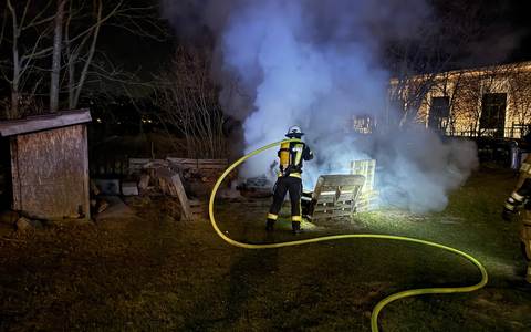 FW Menden: Brand auf Grillplatz schnell gelöscht - Foto: presseportal.de
