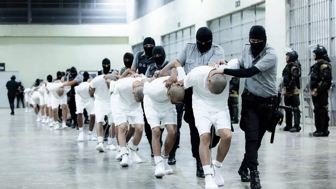 Bürgerrechtler bezweifeln, dass es sich bei allen Abgeschobenen wirklich um Bandenkriminelle handelt. - Bild: Uncredited/El Salvador presidential press office via AP/dpa