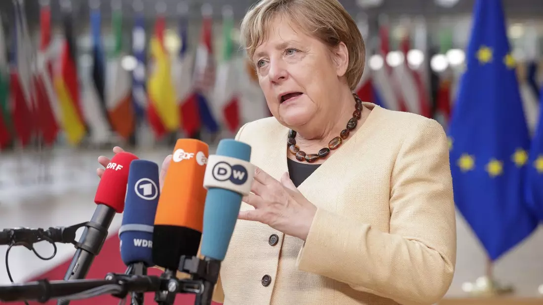 Merkel wurde in Brüssel einst mit vielen warmen Worten verabschiedet. (Archivbild) - Bild: Olivier Hoslet/Pool EPA/AP/dpa