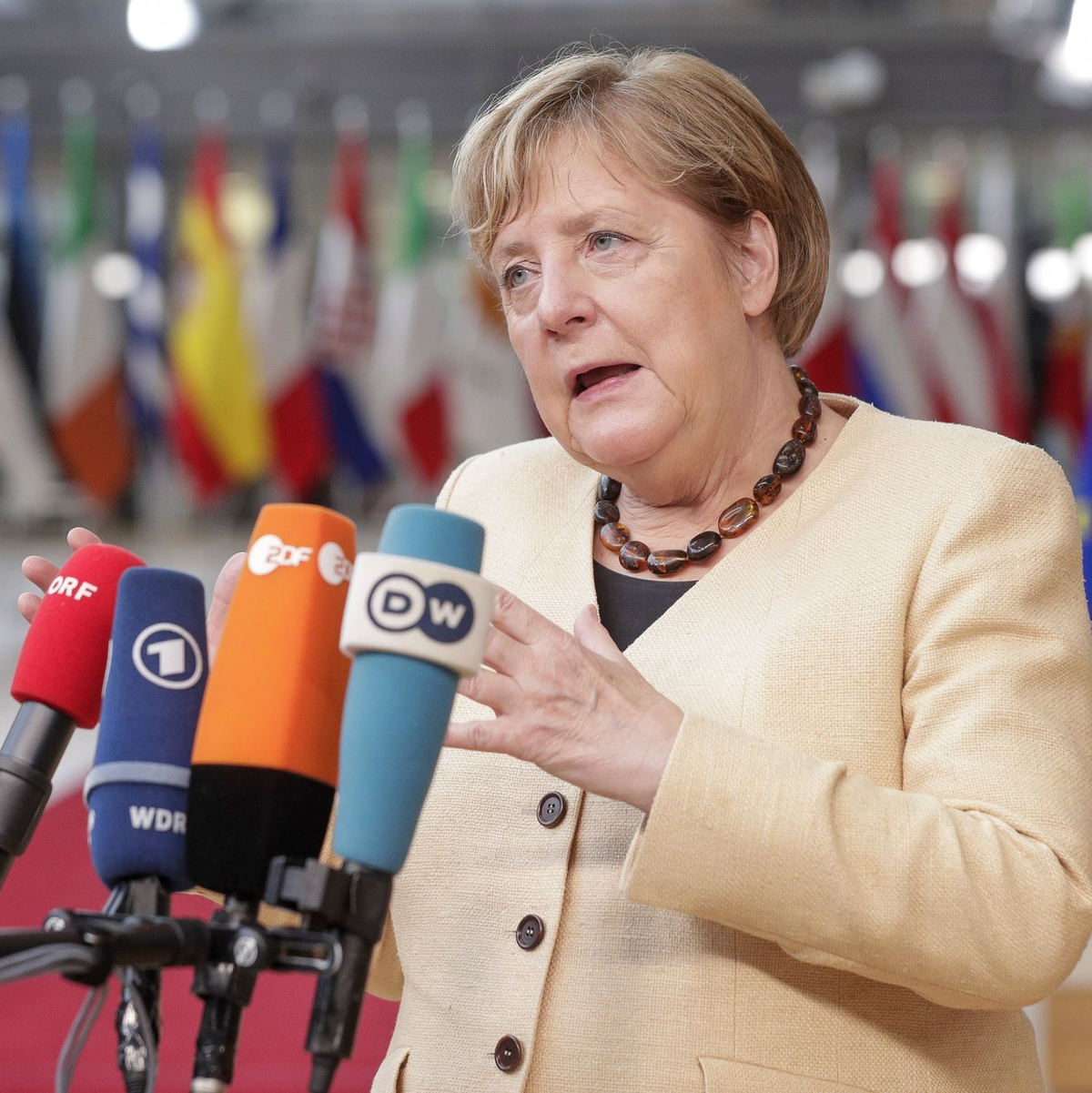 Merkel wurde in Brüssel einst mit vielen warmen Worten verabschiedet. (Archivbild) - Foto: Olivier Hoslet/Pool EPA/AP/dpa