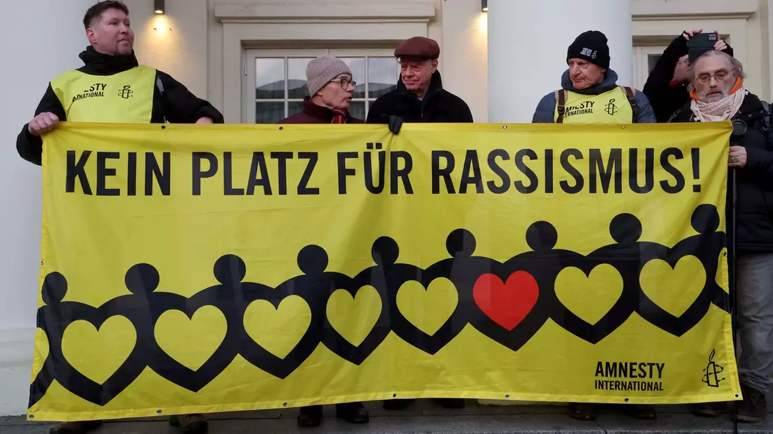 Vereine und Verbände, die sich für die Interessen von Menschen einsetzen, die von Rassismus betroffen sind, beklagen, dass ihre Perspektive da, wo Entscheidungen getroffen werden, häufig fehle. (Archivfoto) - Bild: Bernd Wüstneck/dpa