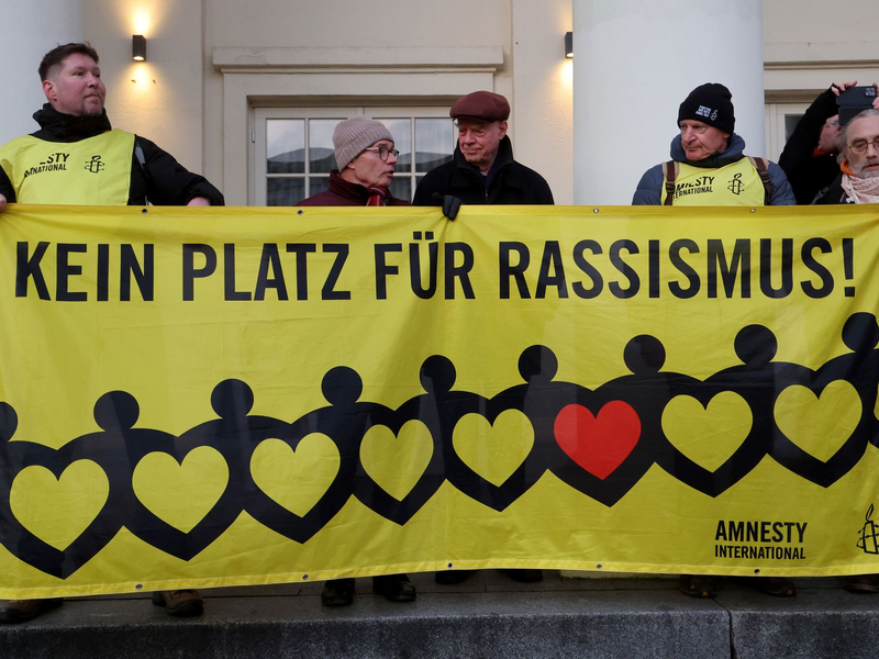 Vereine und Verbände, die sich für die Interessen von Menschen einsetzen, die von Rassismus betroffen sind, beklagen, dass ihre Perspektive da, wo Entscheidungen getroffen werden, häufig fehle. (Archivfoto) - Foto: Bernd Wüstneck/dpa