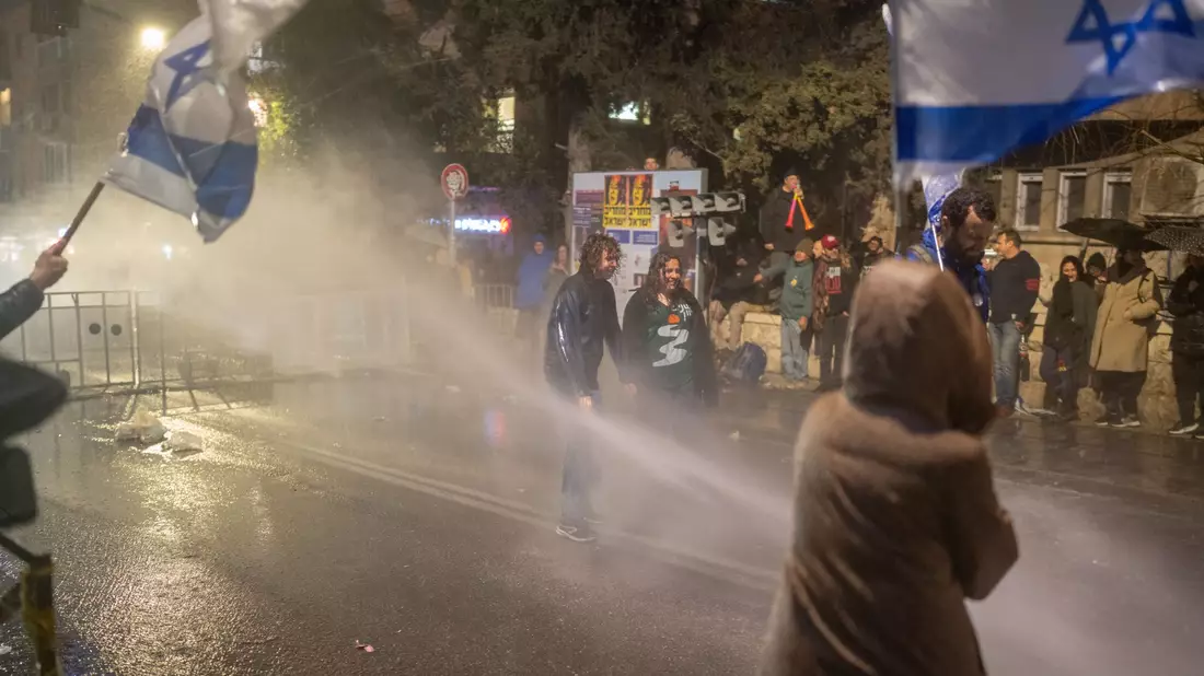 Tausende demonstrierten in Jerusalem gegen die Politik der israelischen Regierung. - Bild: Ilia Yefimovich/dpa