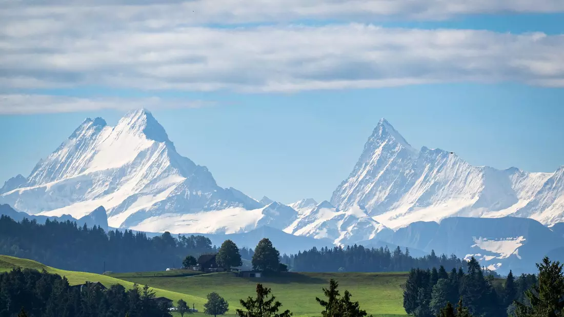 Es fällt wegen des Klimawandels weniger Schnee in den Bergen und das, was fällt, schmilzt schneller (Archivbild) - Bild: Marcel Bieri/KEYSTONE/dpa