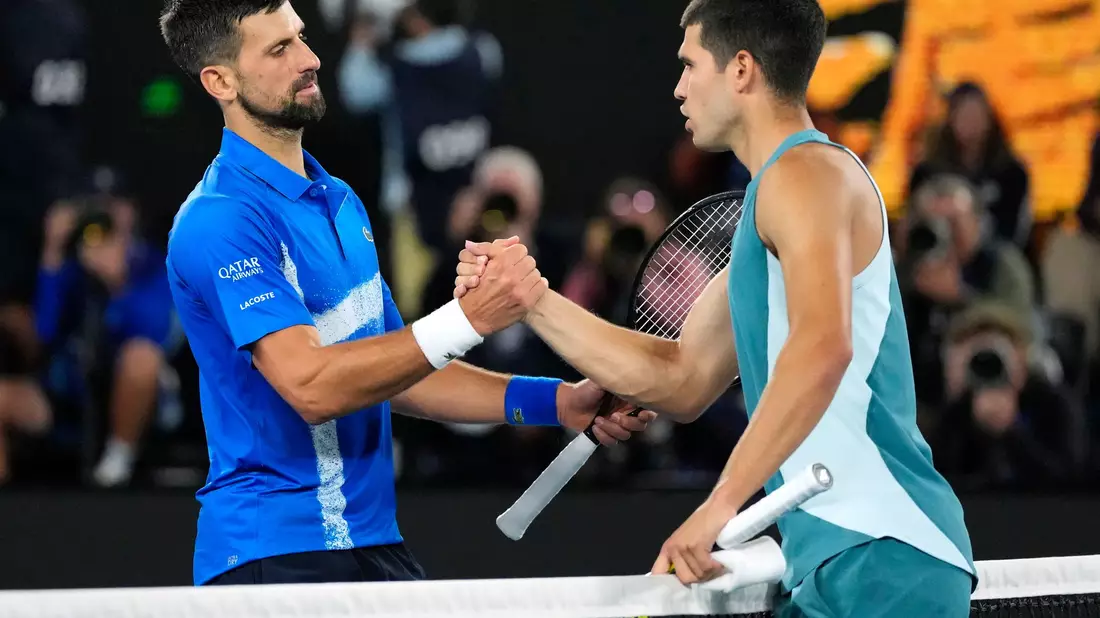 Carlos Alcaraz (r.) unterstützt die Klage der Spielergewerkschaft um Novak Djokovic nicht. - Bild: Vincent Thian/AP/dpa