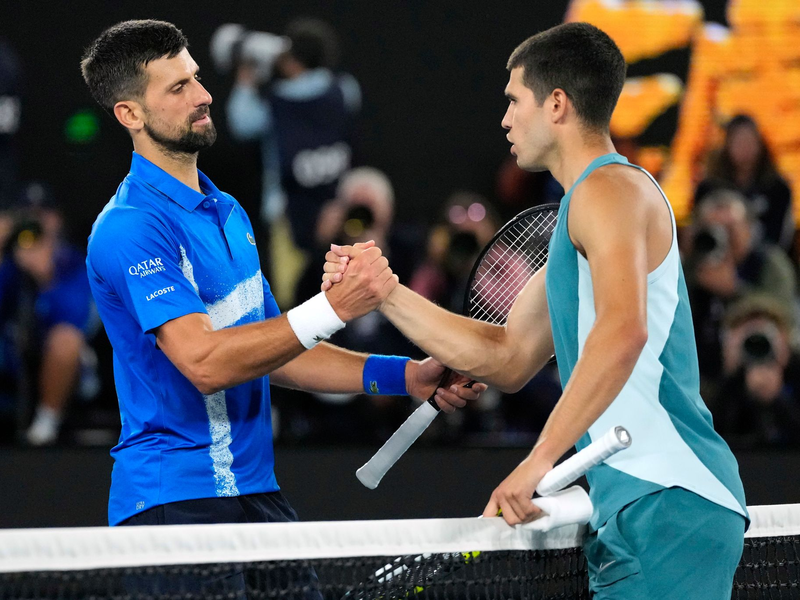 Carlos Alcaraz (r.) unterstützt die Klage der Spielergewerkschaft um Novak Djokovic nicht. - Foto: Vincent Thian/AP/dpa