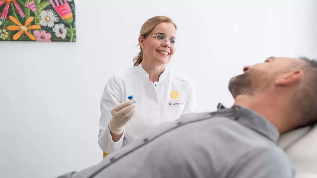 Hyperpigmentierung im Gesicht behandeln: Dr. Jennifer Quist und Prof. Dr. Dr. Sven Quist von der Dermatologie Quist verraten die besten Methoden und Wirkstoffe - Bild: presseportal.de