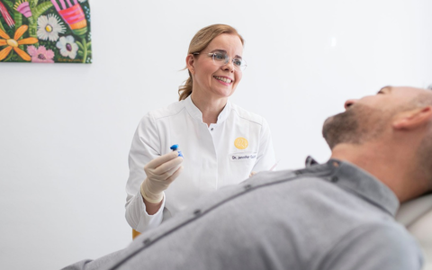 Hyperpigmentierung im Gesicht behandeln: Dr. Jennifer Quist und Prof. Dr. Dr. Sven Quist von der Dermatologie Quist verraten die besten Methoden und Wirkstoffe - Foto: presseportal.de Hyperpigmentierung im Gesicht behandeln: Dr. Jennifer Quist und Prof. Dr. Dr. Sven Quist von der Dermatologie Quist verraten die besten Methoden und Wirkstoffe - Foto: presseportal.de