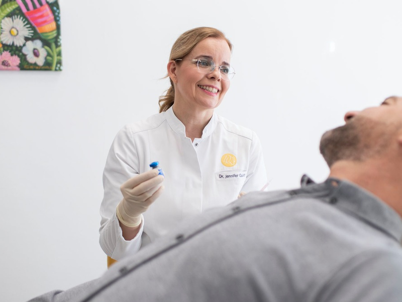 Hyperpigmentierung im Gesicht behandeln: Dr. Jennifer Quist und Prof. Dr. Dr. Sven Quist von der Dermatologie Quist verraten die besten Methoden und Wirkstoffe - Foto: presseportal.de