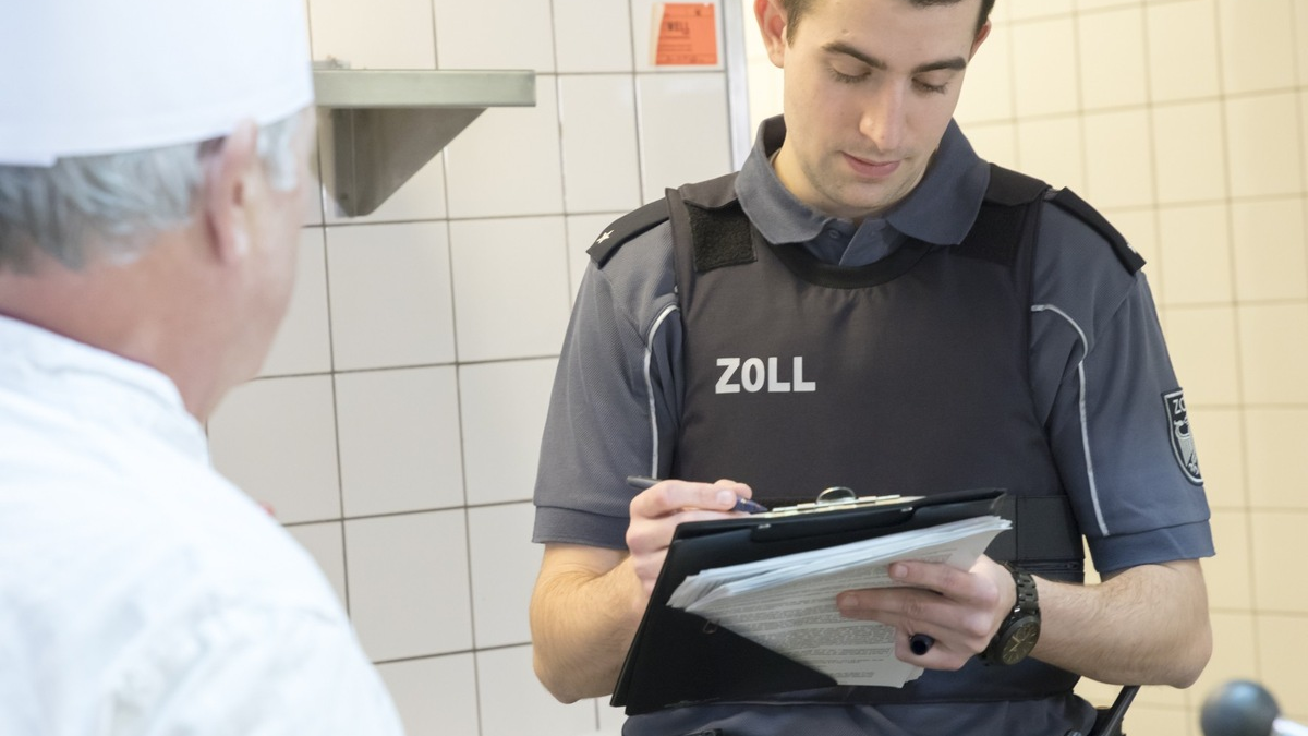 HZA-LA: Bundesweite Schwerpunktprüfung des Zolls Landshuter Zöllnerinnen und Zöllner kontrollieren Mindestlohn - Foto: presseportal.de