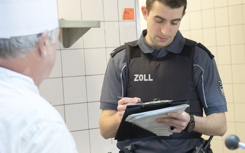 HZA-LA: Bundesweite Schwerpunktprüfung des Zolls Landshuter Zöllnerinnen und Zöllner kontrollieren Mindestlohn - Foto: presseportal.de