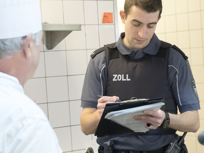 HZA-LA: Bundesweite Schwerpunktprüfung des Zolls Landshuter Zöllnerinnen und Zöllner kontrollieren Mindestlohn - Foto: presseportal.de