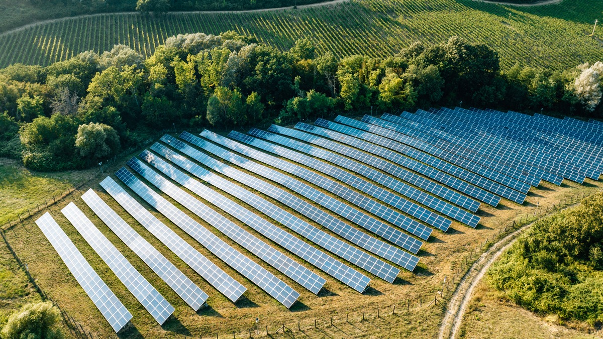 Freiflächen-PV-Anlagen für Gemeinden und Unternehmen: Peeek Industry Solutions realisiert Ihr Projekt - Foto: presseportal.de