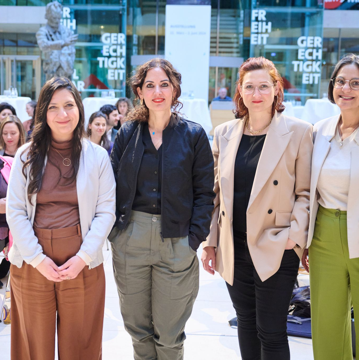 Nach einer Recherche des Mediendienstes Integration haben rund 11,6 Prozent der Abgeordneten des neuen Bundestags einen Migrationshintergrund. (Archivbild) - Foto: Annette Riedl/dpa