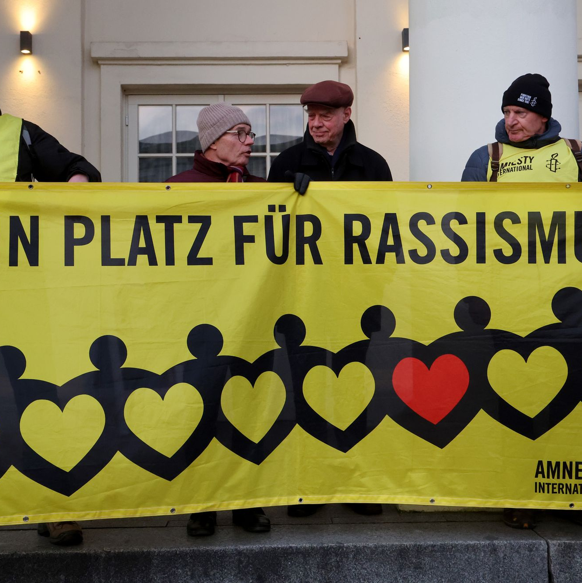 Vereine und Verbände, die sich für die Interessen von Menschen einsetzen, die von Rassismus betroffen sind, beklagen, dass ihre Perspektive da, wo Entscheidungen getroffen werden, häufig fehle. (Archivbild) - Foto: Bernd Wüstneck/dpa