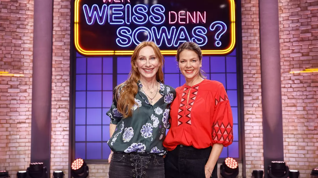Jessica Schwarz und Andrea Sawatzki bei Wer weiß denn sowas? - Das Wissensquiz vom 31. März bis 4. April 2025, um 18:00 Uhr im Ersten - Bild: presseportal.de