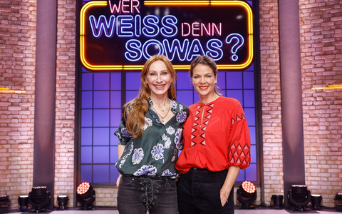 Jessica Schwarz und Andrea Sawatzki bei Wer weiß denn sowas? - Das Wissensquiz vom 31. März bis 4. April 2025, um 18:00 Uhr im Ersten - Foto: presseportal.de