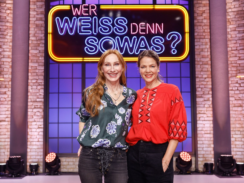 Jessica Schwarz und Andrea Sawatzki bei Wer weiß denn sowas? - Das Wissensquiz vom 31. März bis 4. April 2025, um 18:00 Uhr im Ersten - Foto: presseportal.de