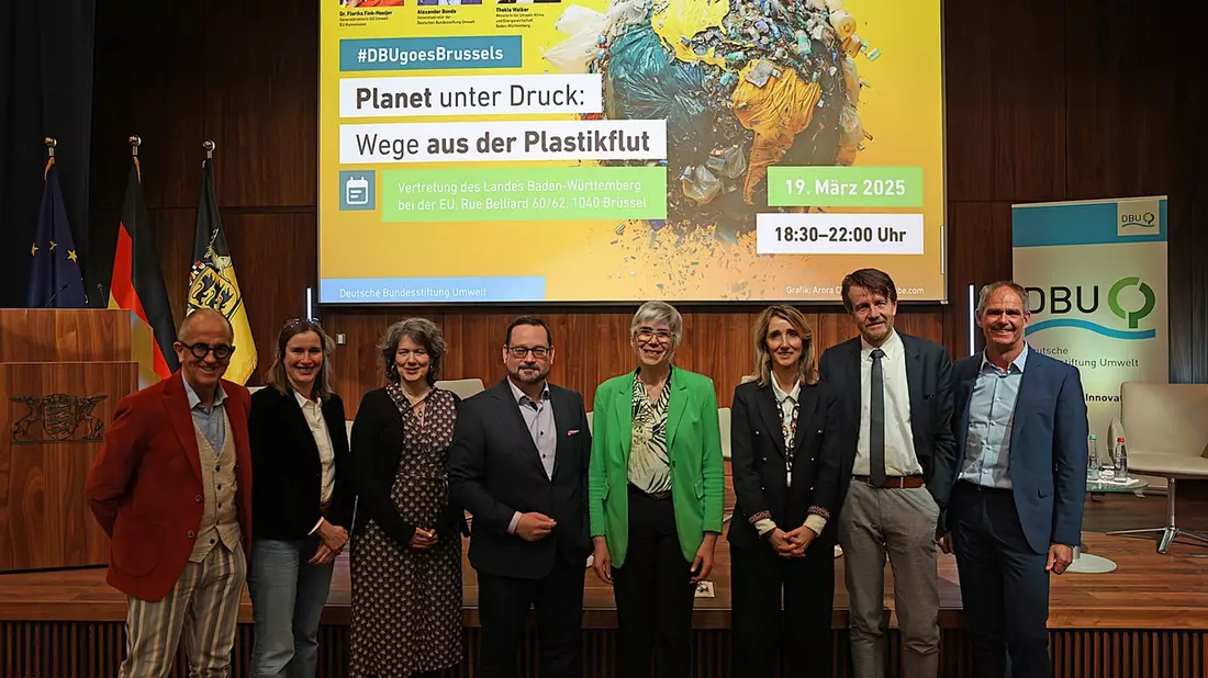 Neuer Kompass für Kunststoff: Von EU-Deponieverbot bis Kreislaufwirtschaft / DBUgoesBrussels: Vorschläge für Wege aus der Plastikflut - Bild: presseportal.de
