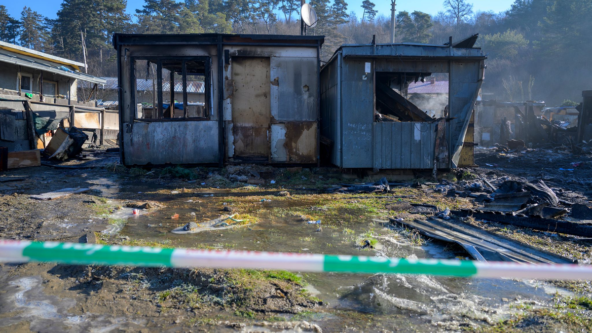 Ein Brand zerstörte in der Nacht mehrere containerartige Behausungen in einer slowakischen Armensiedlung. - Foto: Veronika Mihaliková/TASR/dpa