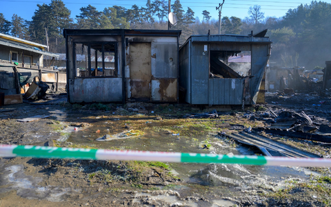 Ein Brand zerstörte in der Nacht mehrere containerartige Behausungen in einer slowakischen Armensiedlung. - Foto: Veronika Mihaliková/TASR/dpa Ein Brand zerstörte in der Nacht mehrere containerartige Behausungen in einer slowakischen Armensiedlung. - Foto: Veronika Mihaliková/TASR/dpa