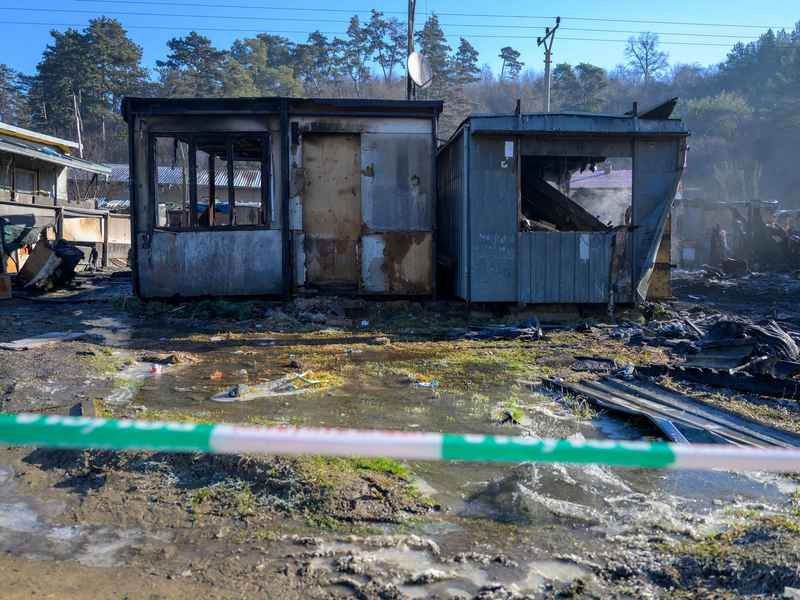 Ein Brand zerstörte in der Nacht mehrere containerartige Behausungen in einer slowakischen Armensiedlung. - Foto: Veronika Mihaliková/TASR/dpa