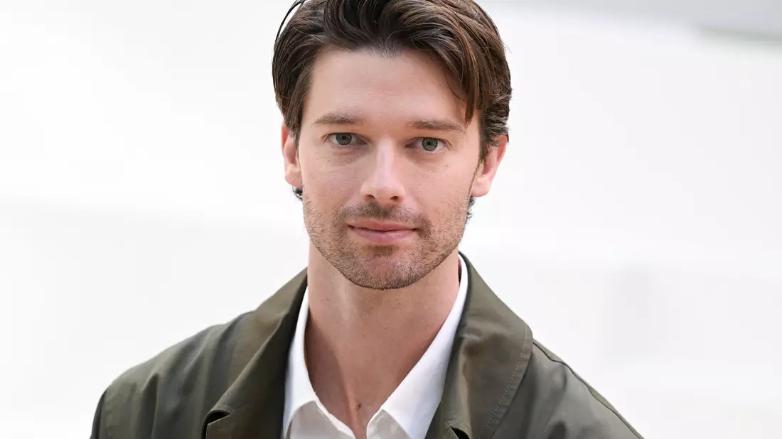 Patrick Schwarzenegger lobt Regisseur Mike White. - Bild: Jens Kalaene/dpa