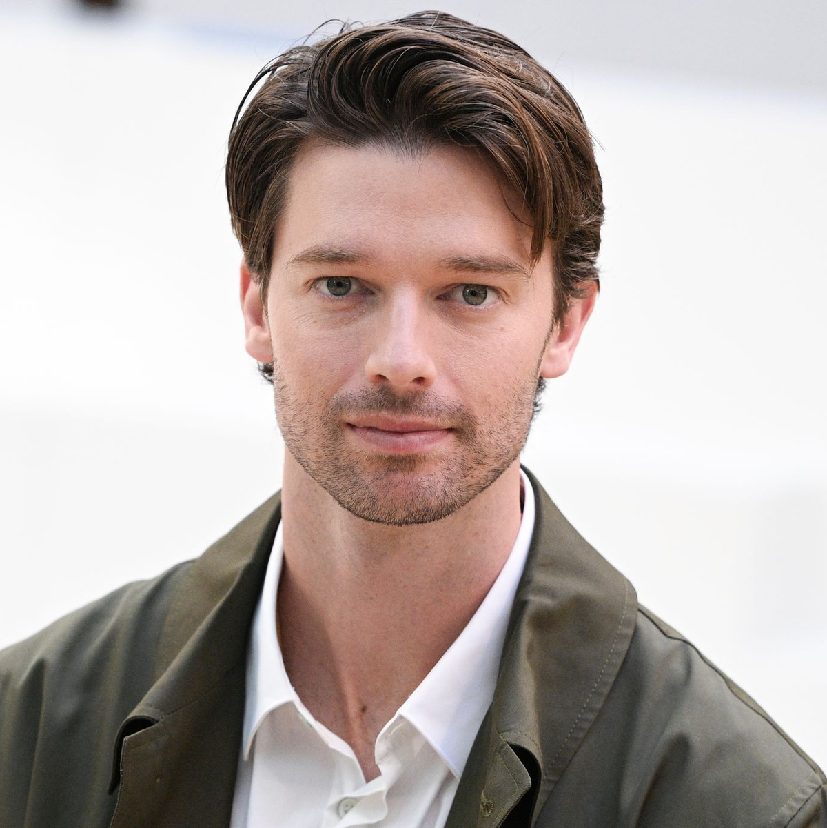 Patrick Schwarzenegger lobt Regisseur Mike White. - Foto: Jens Kalaene/dpa