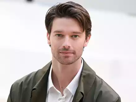 Patrick Schwarzenegger lobt Regisseur Mike White. - Foto: Jens Kalaene/dpa