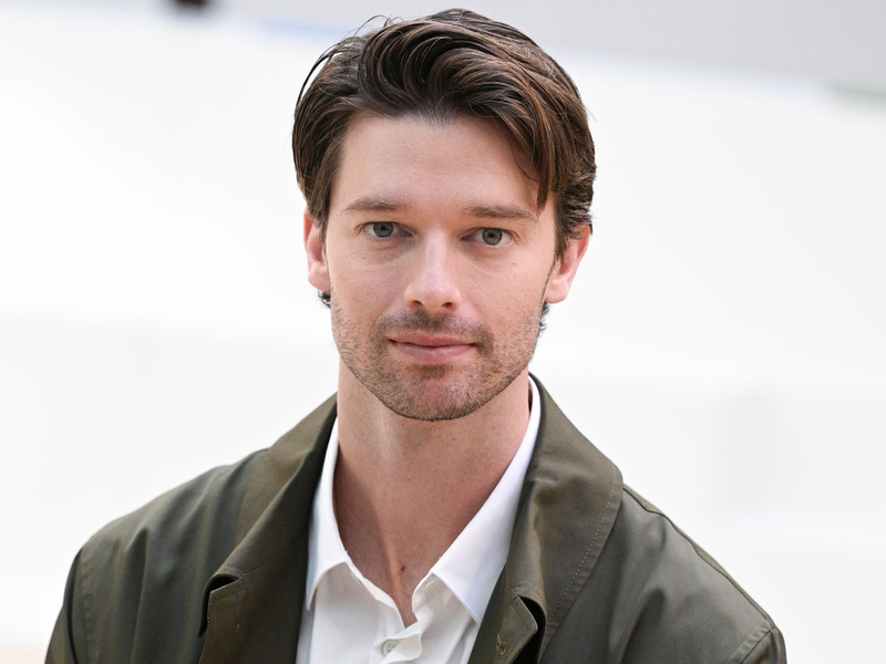 Patrick Schwarzenegger lobt Regisseur Mike White. - Foto: Jens Kalaene/dpa