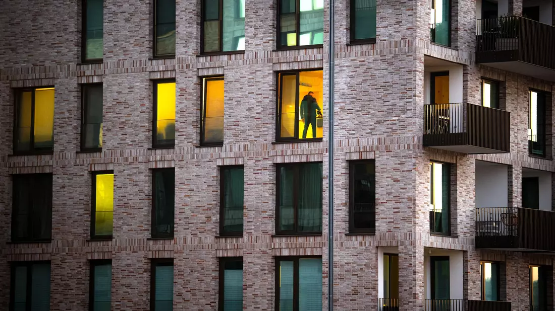 Besonders in den Großstädten ist Wohnraum knapp und die Mieten steigen unentwegt. - Bild: Sina Schuldt/dpa