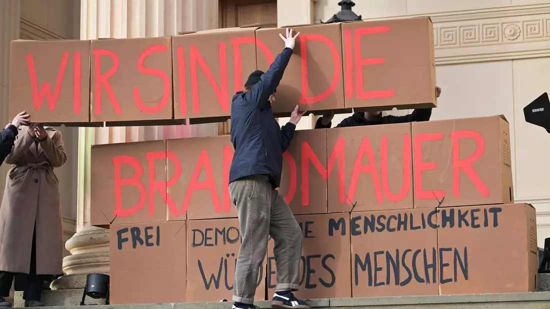 In Kommunalparlamenten im Osten grenzen sich die restlichen Parteien ähnlich stark von der AfD ab wie im Westen, sagen Forscher. (Archivbild) - Bild: Michael Bahlo/dpa