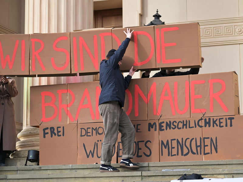 In Kommunalparlamenten im Osten grenzen sich die restlichen Parteien ähnlich stark von der AfD ab wie im Westen, sagen Forscher. (Archivbild) - Foto: Michael Bahlo/dpa