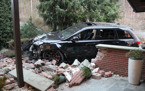POL-MK: Flucht vor der Polizei: Auto durchschlägt Ziermauer eines Wohnhauses - Foto: presseportal.de