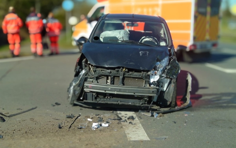 POL-MI: Kollision von LKW und PKW - Foto: presseportal.de