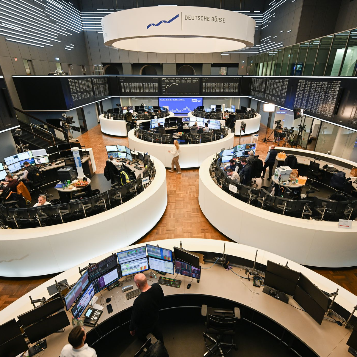 Frankfurter Börse: Die Dax-Konzerne haben den Umsatz 2024 trotz Wirtschaftskrise gesteigert (Archivbild) - Foto: Arne Dedert/dpa