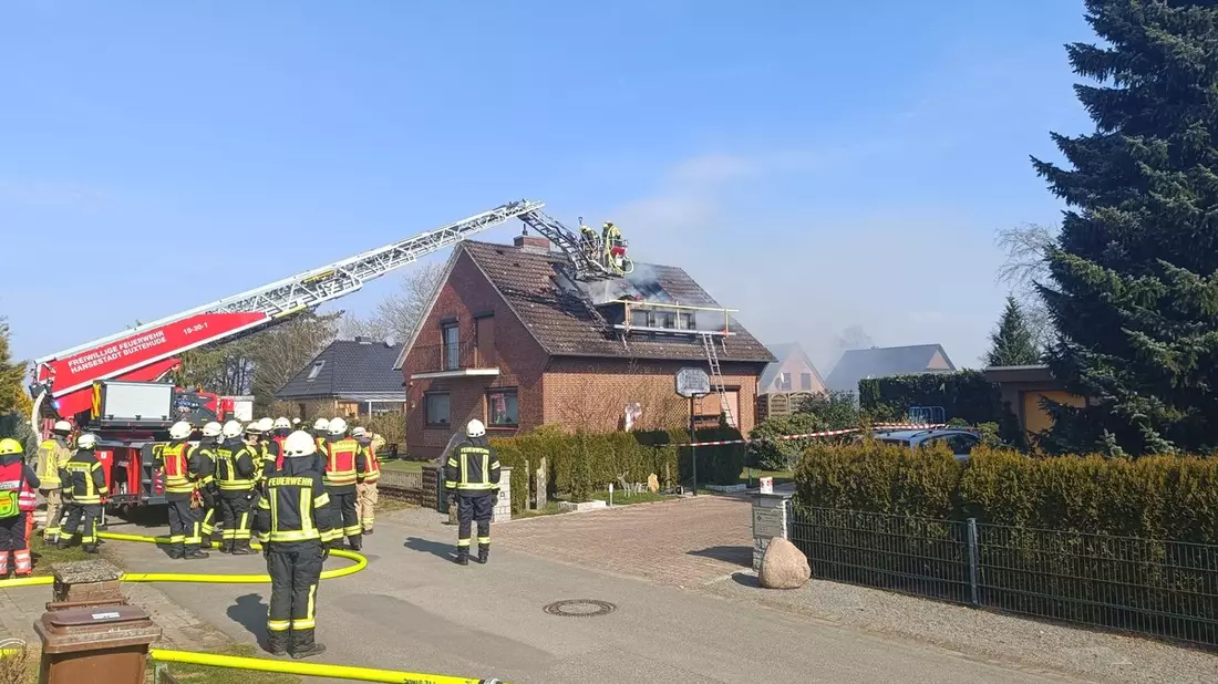POL-STD: Dachstuhlbrand in Nindorf - Großalarm für die Feuerwehren in der Samtgemeinde Apensen, Unfall im Rüstjer Forst - Polizei sucht Zeugen - Bild: presseportal.de