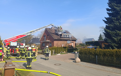 POL-STD: Dachstuhlbrand in Nindorf - Großalarm für die Feuerwehren in der Samtgemeinde Apensen, Unfall im Rüstjer Forst - Polizei sucht Zeugen - Foto: presseportal.de